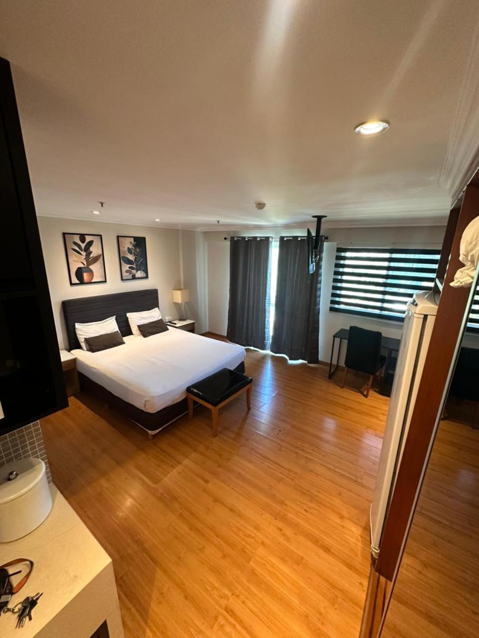 Barra Da Tijuca - 508 - De Frente Maravilhosa Piscina - Estacionamento Gratuito - Academia Comphania Atletica - Balsa Gratis - Microondas - Geladeira Grande - Recepcao 24horas - Wi-fi - Com Pia Rio de Janeiro